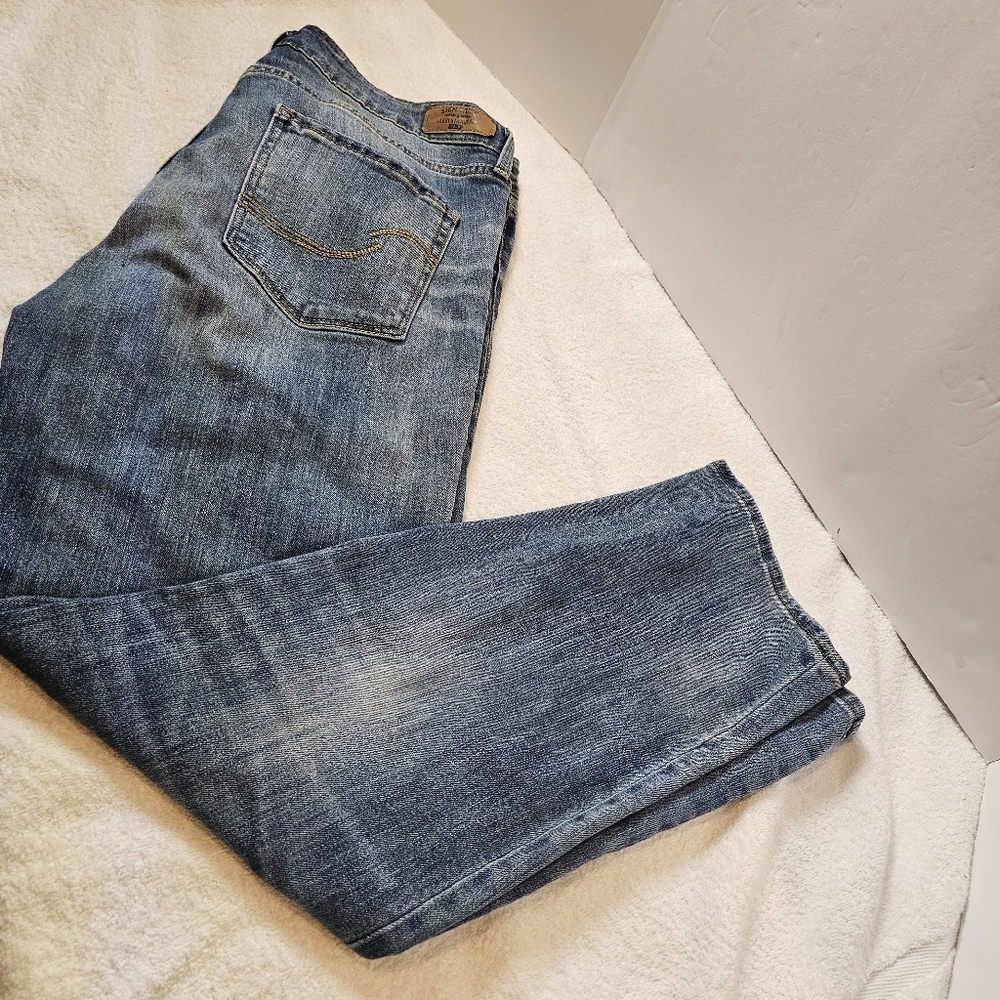 Women's Signature Gold Levi Strauss Totally Shaping Straight 10M Stretch Jeans